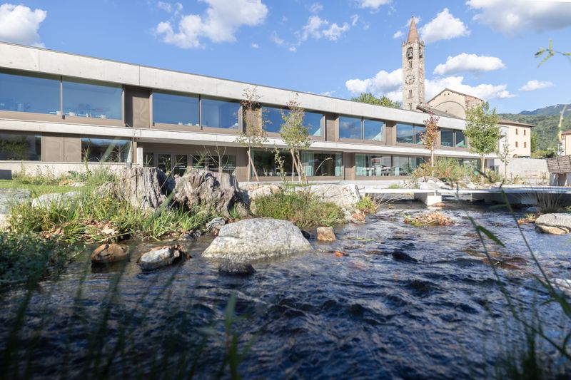 Scuola elementare e parco pubblico a Tesserete – la scuola ed il riale – Massimo Piccoli